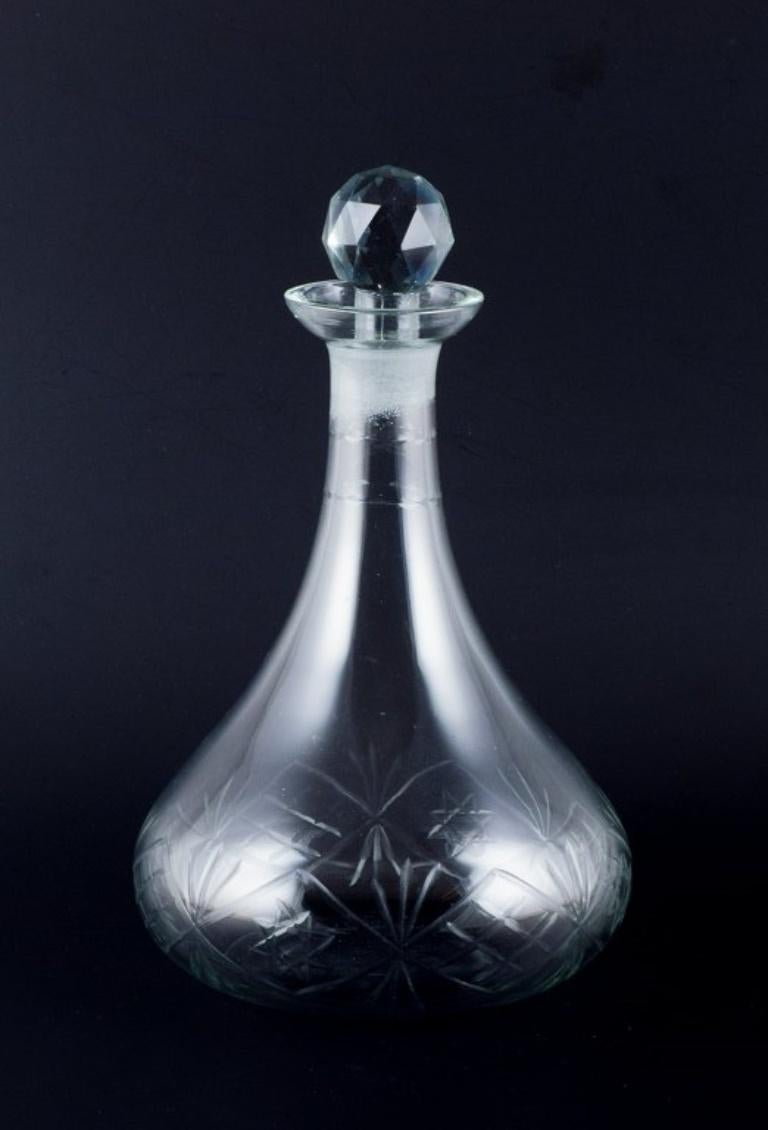 Danish glasswork, wine decanter in clear glass. Ball-shaped faceted stopper.
From the 1930s/1940s.
In excellent condition.
Dimensions: H 25.0 x D 14.0 cm.