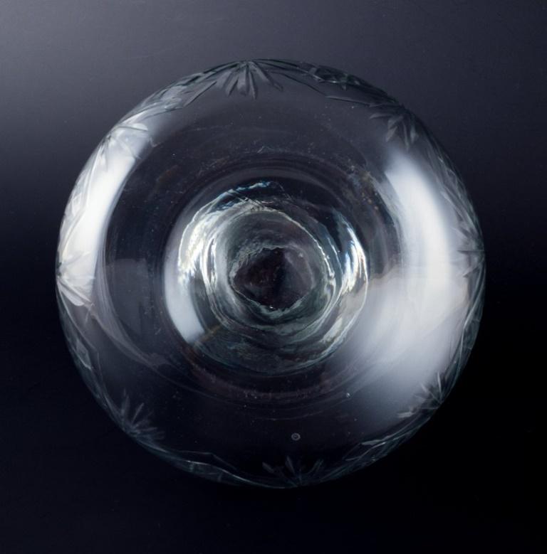 Danish glasswork, wine decanter in clear glass. Ball-shaped faceted stopper. For Sale 1