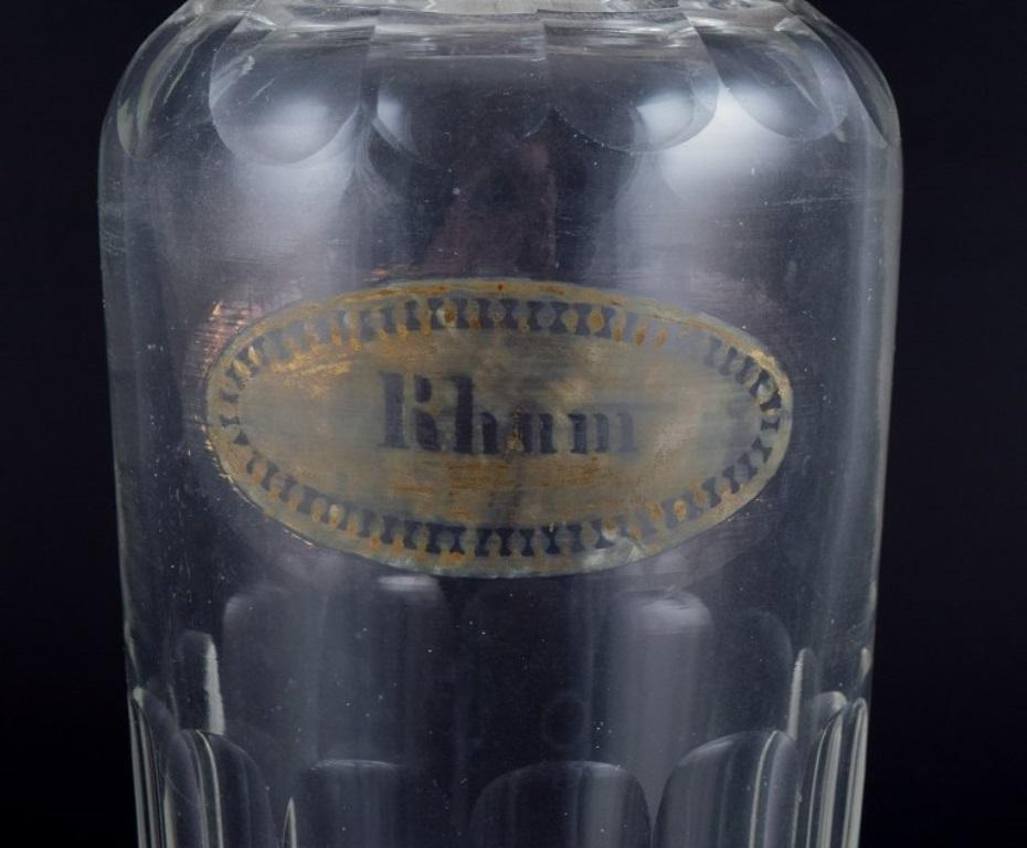 Dänische Glashütte, Karaffe für Rum aus klarem mundgeblasenem facettiertem Glas. im Zustand „Hervorragend“ im Angebot in Copenhagen, DK
