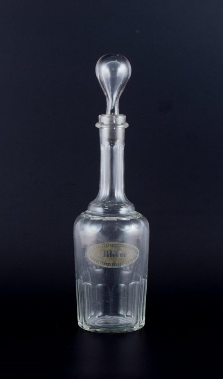 Verrerie danoise, carafe pour rum en verre transparent soufflé à la bouche et taillé en facettes.