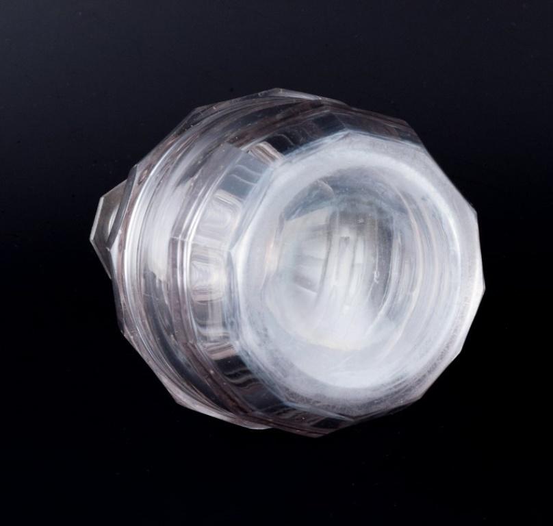 Verrerie danoise. Carafe à vin Art Déco soufflée à la main en verre taillé à facettes transparentes. en vente 1