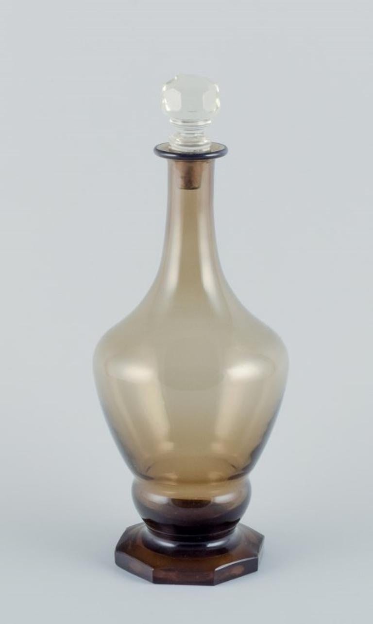 Carafe à vin Art déco en verre fumé, soufflée à la bouche, de la verrerie danoise, avec base facettée.
Datant des années 1930/1940.
En parfait état.
Dimensions : H 29,0 x P 10,0 cm : H 29,0 x D 10,0 cm.