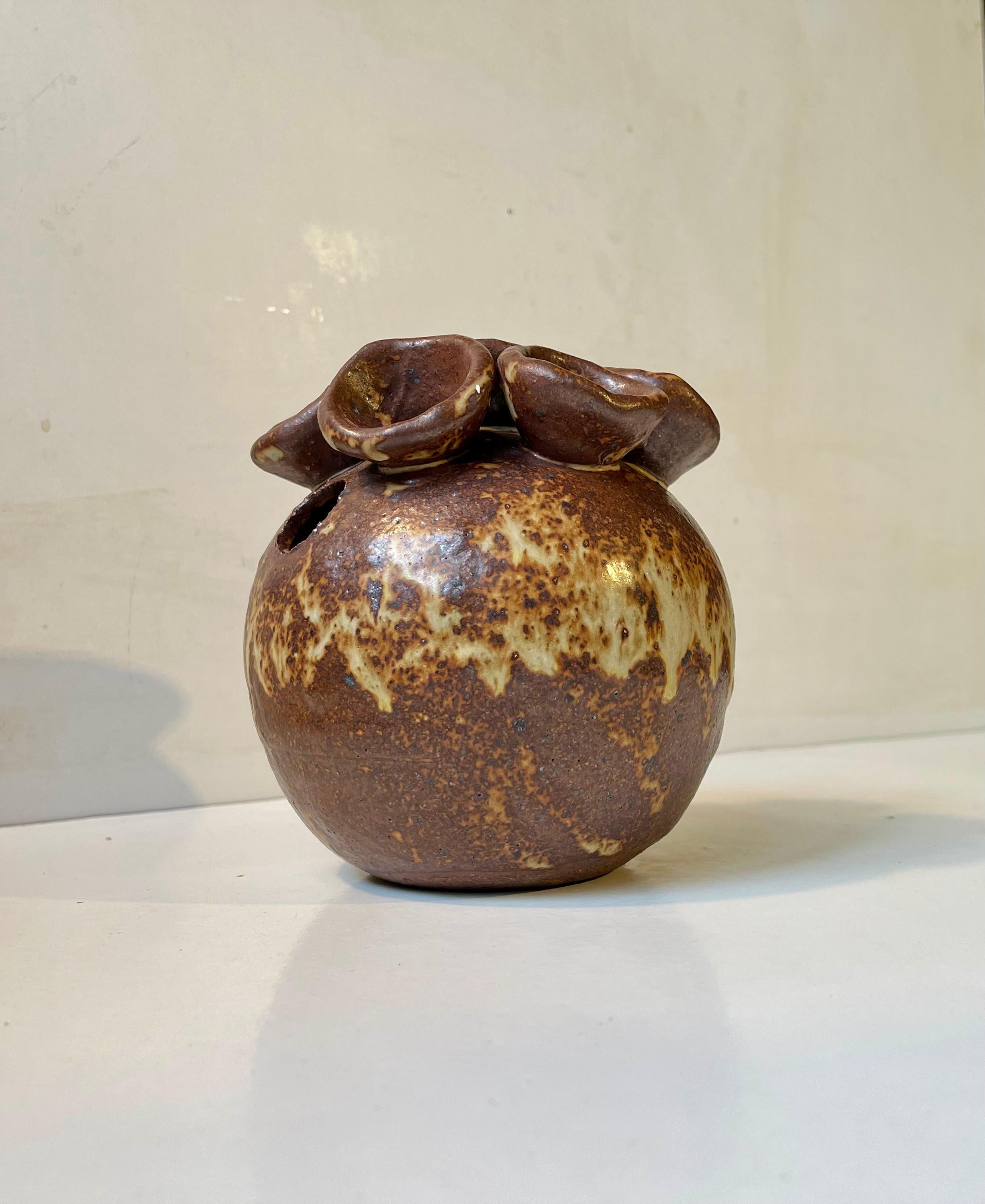 Vase inhabituel en grès exécuté dans des glaçures terreuses. Un vase avec 7 (8) trous pour les compositions florales. L'équivalent danois de l'Ikebana japonais. Il a été réalisé en studio par Søren et Pirella Visby au Danemark dans les années 1970.