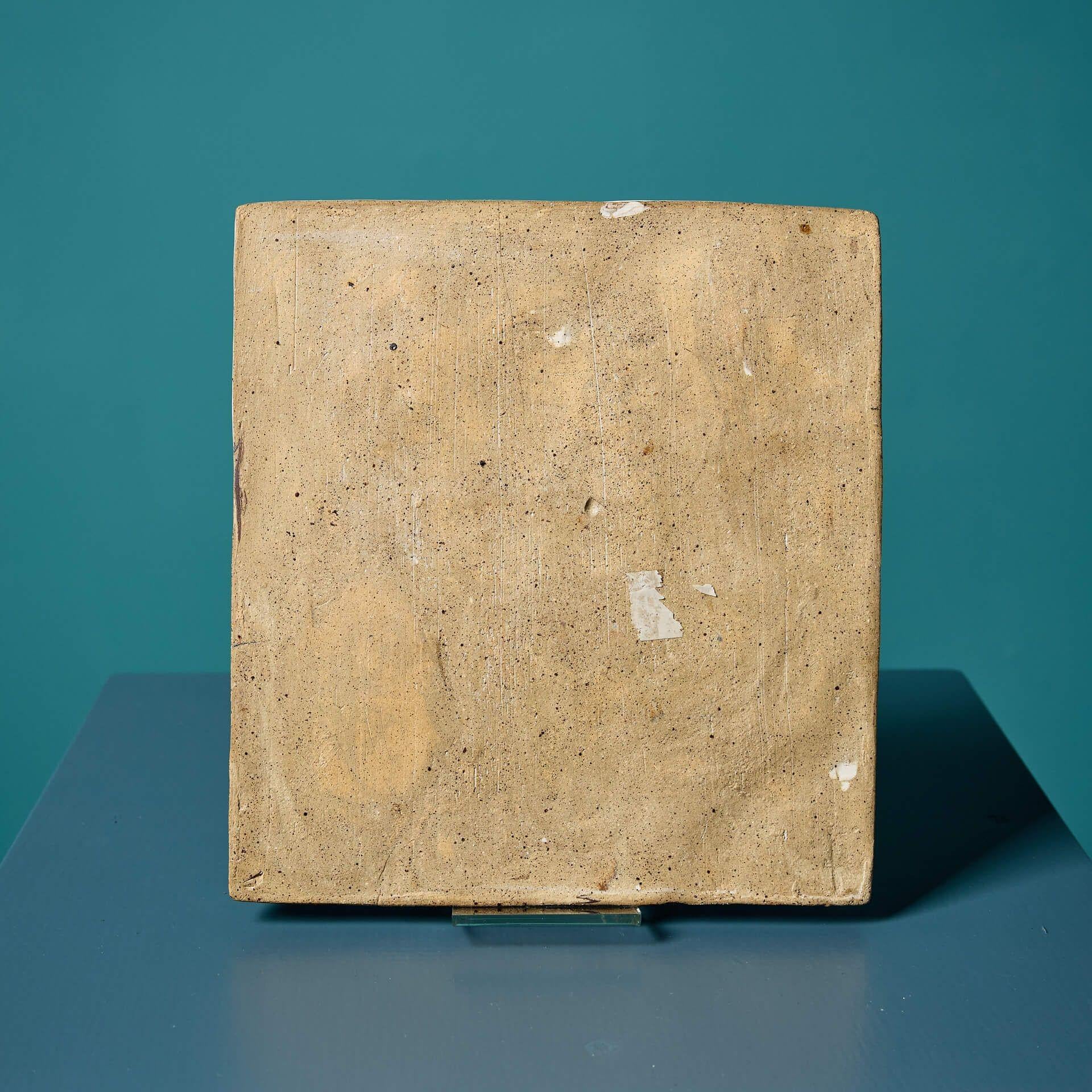 Néerlandais Carreau ou plaque murale en terre cuite émaillée danoise à motifs floraux en vente