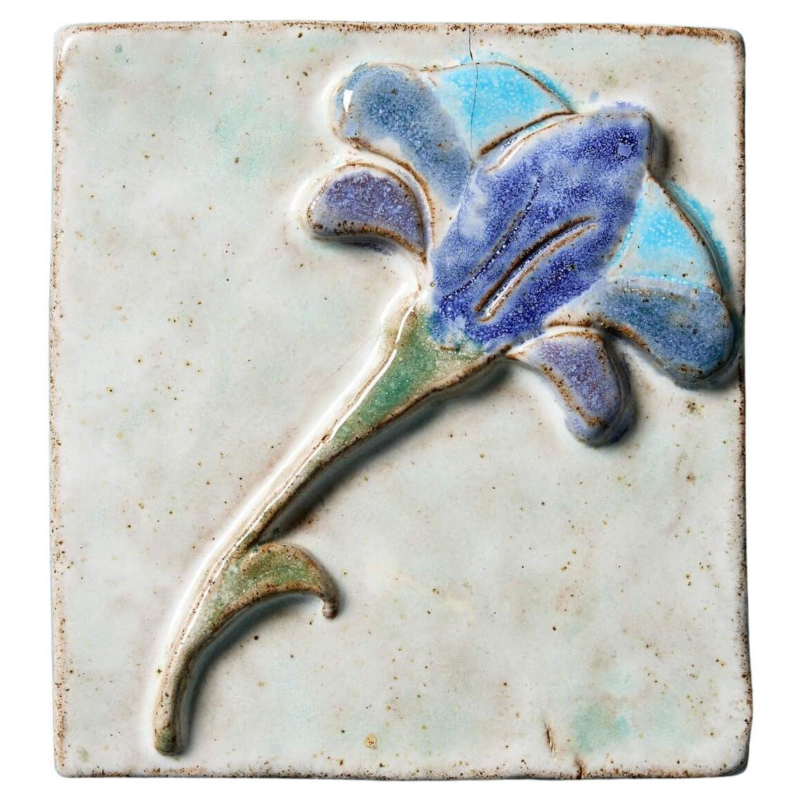 Carreau ou plaque murale en terre cuite émaillée danoise à motifs floraux en vente