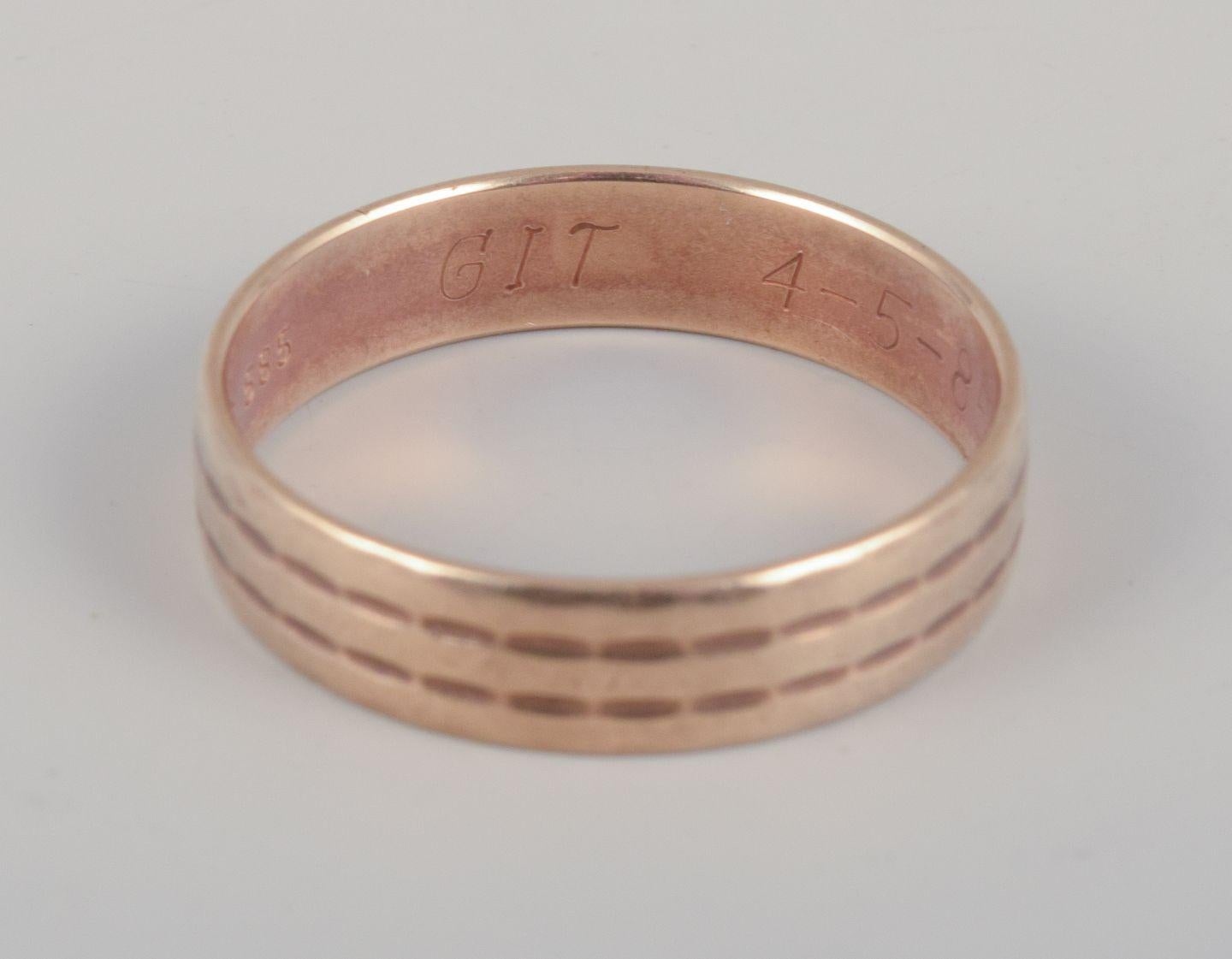 Danish goldsmith. 14 karat alliance gold ring. Classic and sleek design. In Excellent Condition For Sale In bronshoj, DK