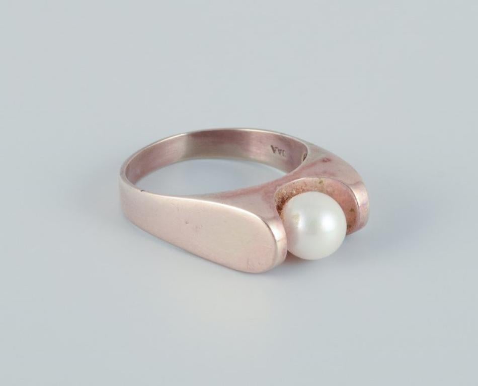 Danish goldsmith, 14-karat gold ring adorned with a cultured pearl. Modernist design.
From the mid-20th century.
Hallmarked JAA for Jens Aagaard
In excellent condition.
Ring size: 17 mm (US size 6.5).
