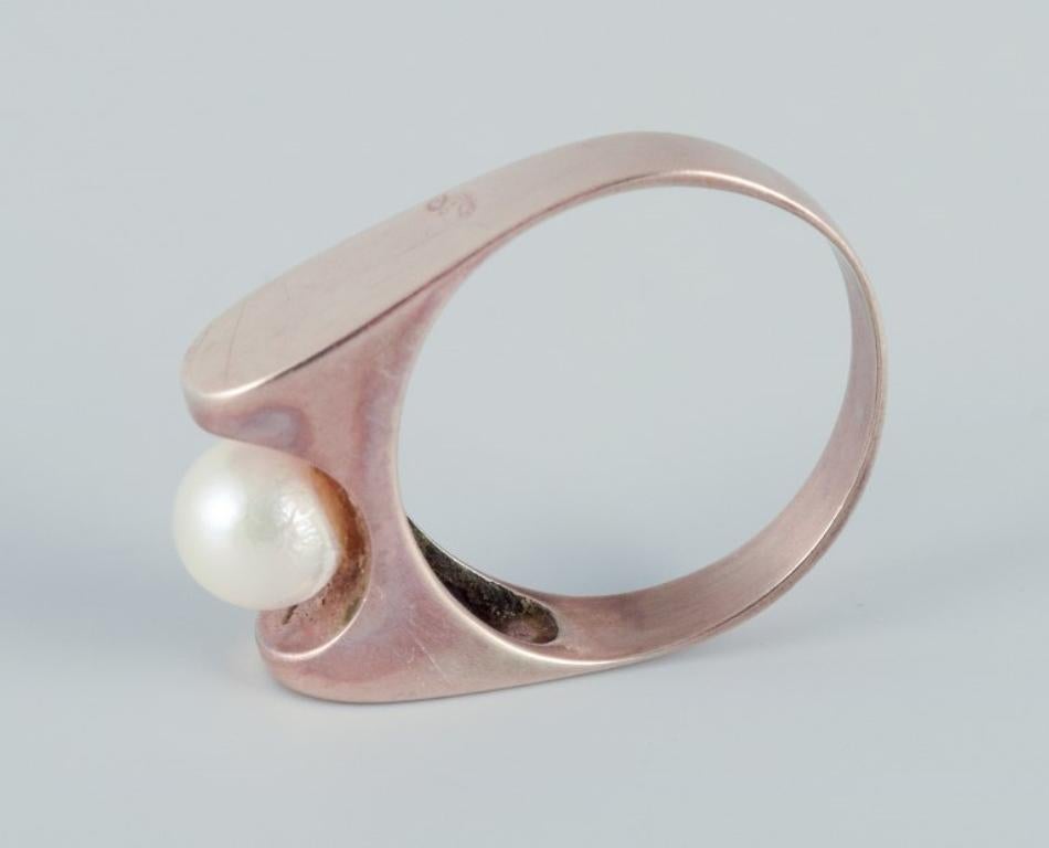 Danish goldsmith, 14 karat gold ring adorned with a cultured pearl.  In Excellent Condition For Sale In bronshoj, DK