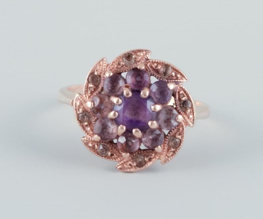 Danish goldsmith, 14 karat gold ring adorned with a purple semi-precious stone.  In Excellent Condition For Sale In bronshoj, DK