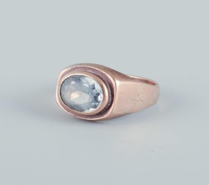 Orfèvre danois, bague en or 14 carats ornée d'une pierre semi-précieuse. Design/One.
Dans les années 1930/40.
Poinçonné EM.
En parfait état.
Taille de l'anneau : 16 mm (taille 5,5).
