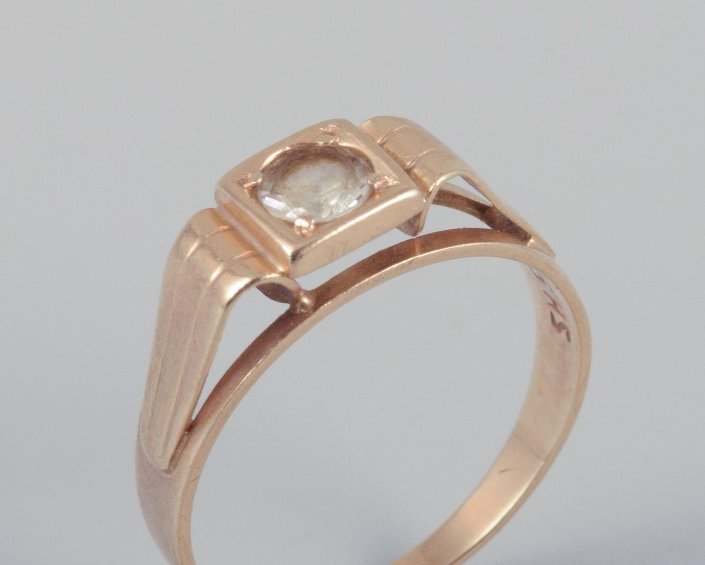 Dänischer Goldschmied. Ring aus 14-karätigem Gold mit einem Halbedelstein. Damen im Angebot
