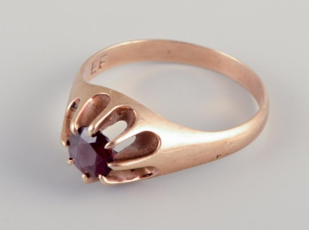 Danish goldsmith. 14-karat gold ring adorned with burgundy-colored semi-precious stone.
From the mid-20th century.
Marked EF 585.
Perfect condition.
Dimensions: 17.25 mm / US size 7