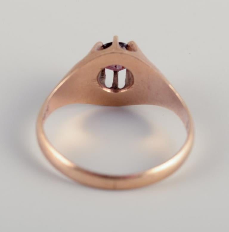 Danish goldsmith. 14-karat gold ring with burgundy-colored semi-precious stone In Excellent Condition For Sale In bronshoj, DK