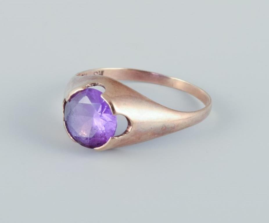 Danish goldsmith, 14 karat gold ring adorned with light violet semi-precious gemstone. 
Art Deco design.
From the 1930s/40s.
Hallmarked HS.
In excellent condition.
Ring size: 18 mm (US size 7).
