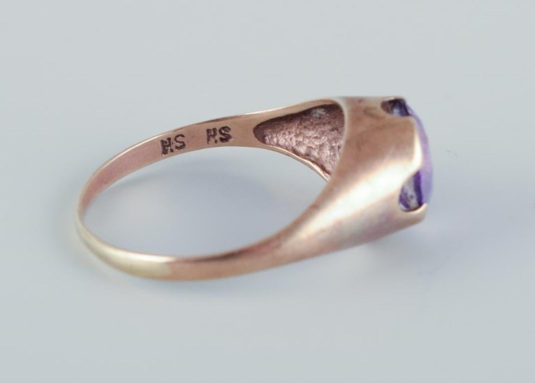 Danish goldsmith, 14 karat gold ring with light violet semi-precious gemstone. In Excellent Condition For Sale In bronshoj, DK