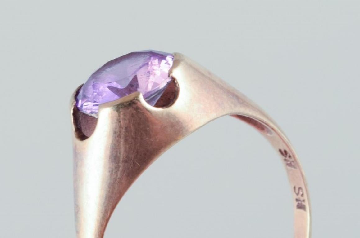 Dänischer Goldschmied, Ring aus 14 Karat Gold mit hell violettem Halbedelstein. Damen im Angebot