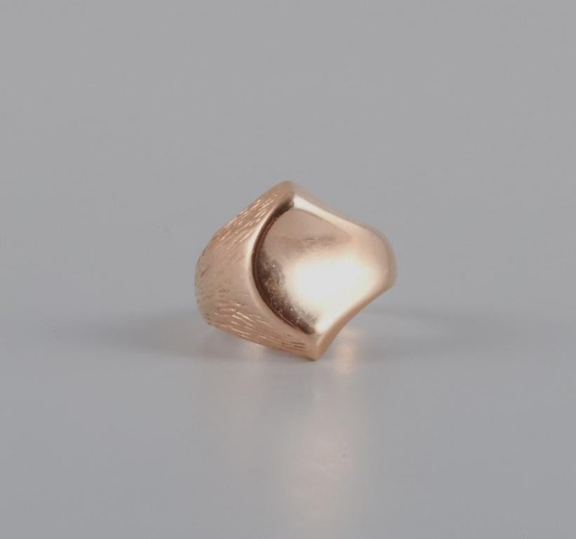 Danish Goldsmith, 18 carat, Modernist Gold Ring, 1960s In Good Condition For Sale In bronshoj, DK