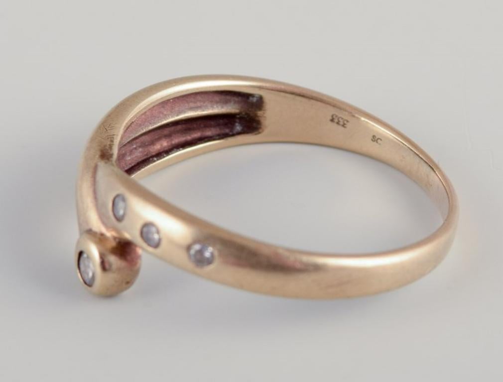 Orfèvre danois. Bague en or 8 carats.
Orné de quatre diamants taillés en brillant.
Depuis le milieu du 20e siècle.
Marqué SC / 333.
Parfait état.
Dimensions : 18.25 mm / Taille 8