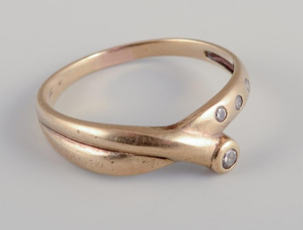 Orfèvre danois. Bague en or 8 carats. Orné de quatre diamants taillés en brillant. Excellent état - En vente à bronshoj, DK