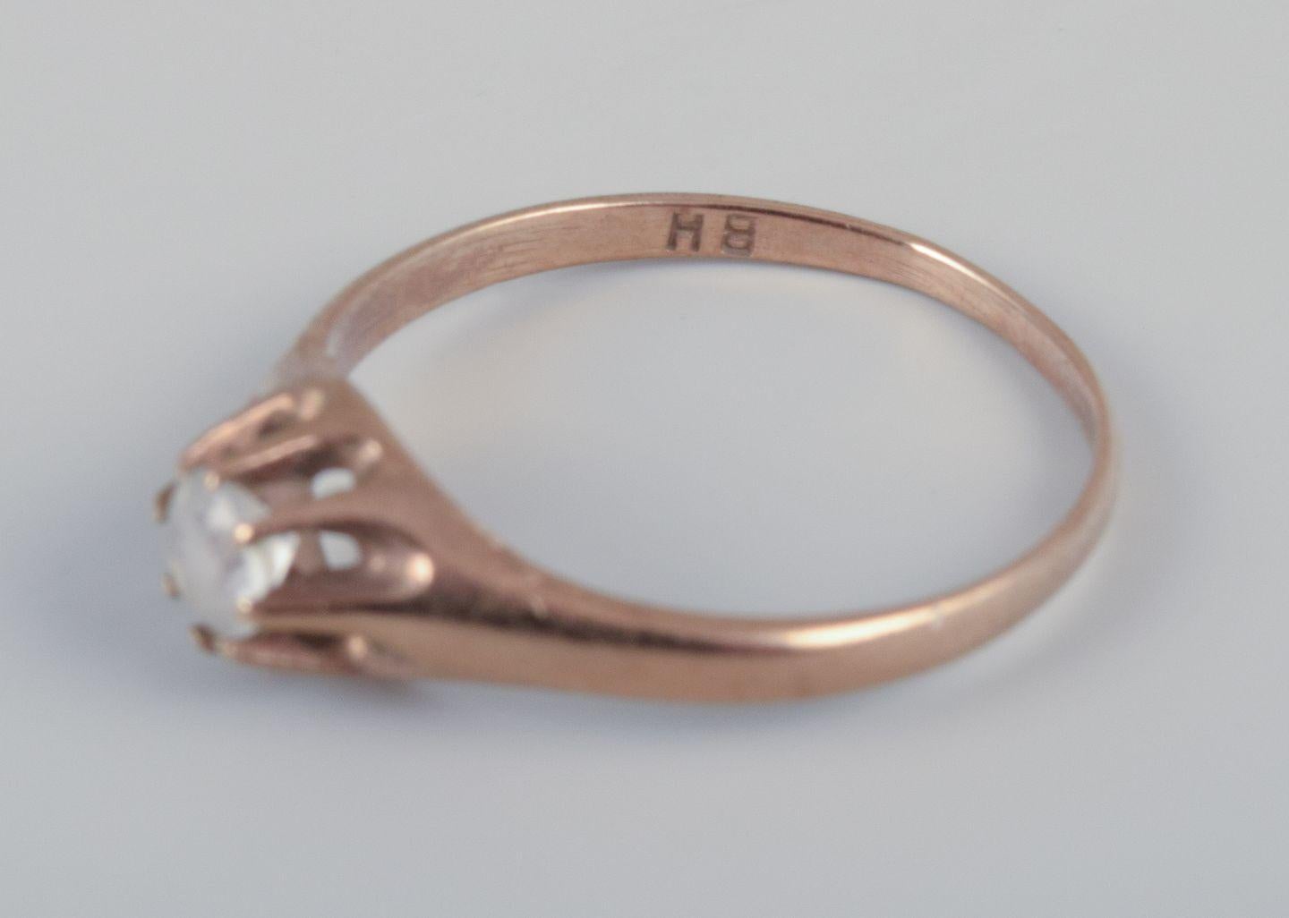 Dänischer Goldschmied. Klassischer Goldring mit einem Halbedelstein. Mitte des 20. Jahrhunderts Damen im Angebot