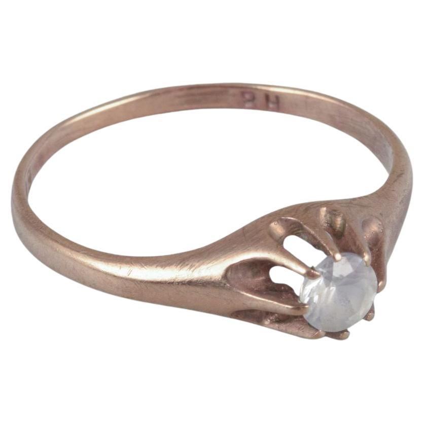 Dänischer Goldschmied. Klassischer Goldring mit einem Halbedelstein. Mitte des 20. Jahrhunderts