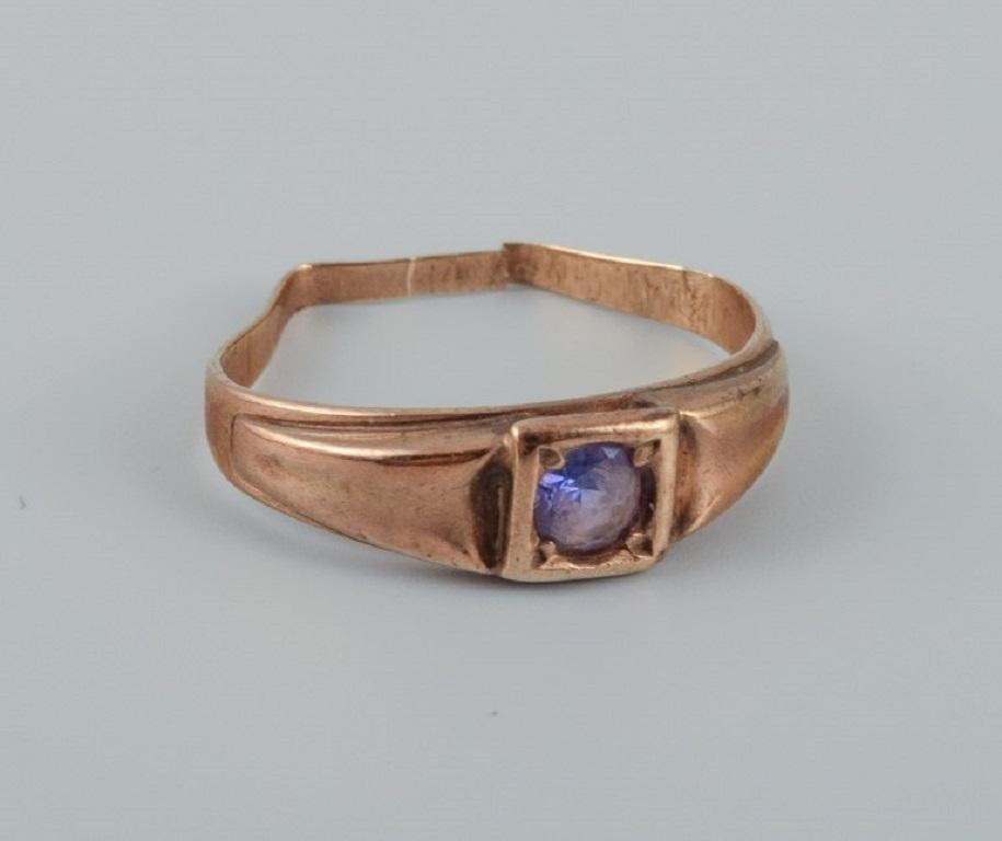 Orfèvre danois. Bague en or avec pierre semi-précieuse violette de style Art déco
1930/40s.
Mesuré à 14 carats.
Estampillé 