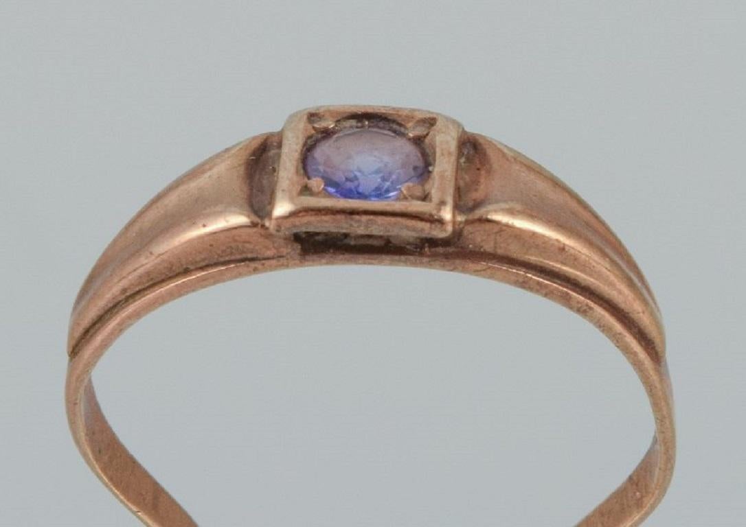 Danish goldsmith. Gold ring with purple semi-precious stone in Art Deco style In Good Condition For Sale In bronshoj, DK