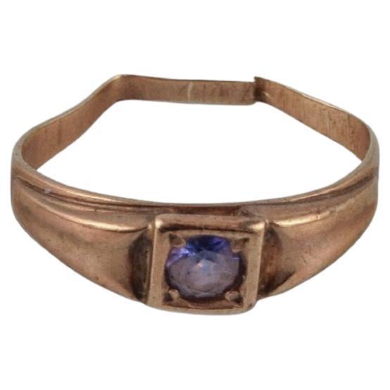 Danish goldsmith. Gold ring with purple semi-precious stone in Art Deco style For Sale
