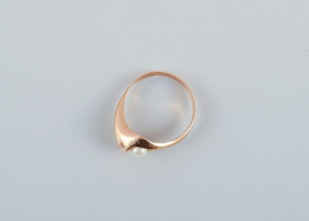 Danish goldsmith, modernist 14 carat gold ring adorned with a cultured pearl.
Marked with the goldsmith's initials 