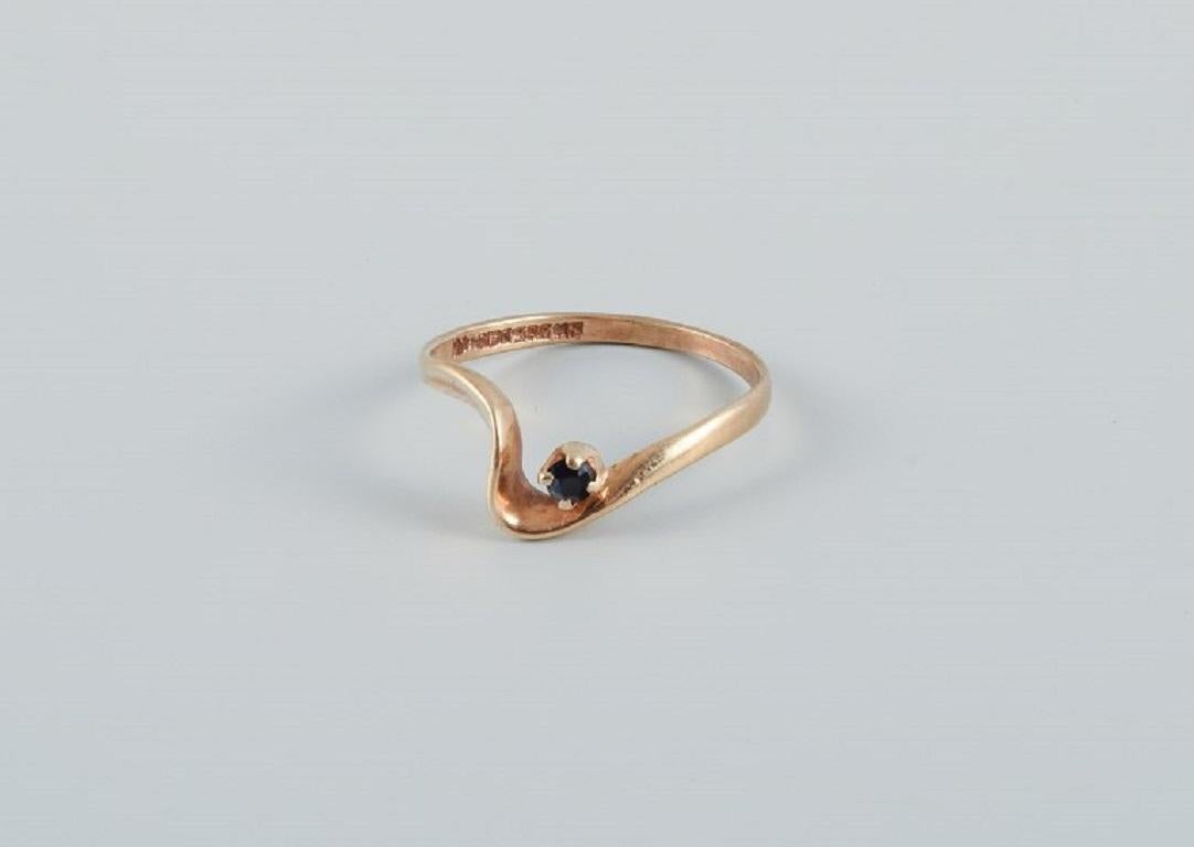 Danish goldsmith. Modernist 14-carat gold ring with a red semi-precious stone In Good Condition For Sale In bronshoj, DK