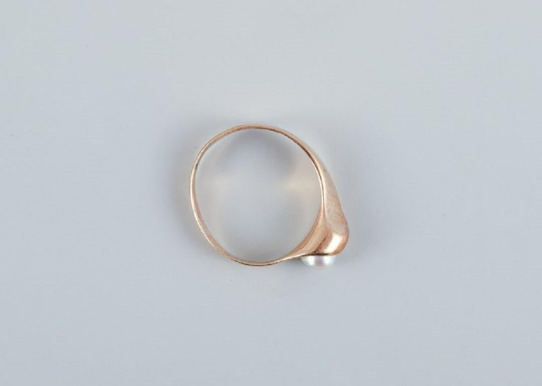 Perle L'orfèvrerie danoise, bague en or moderniste  avec une perle de culture. en vente