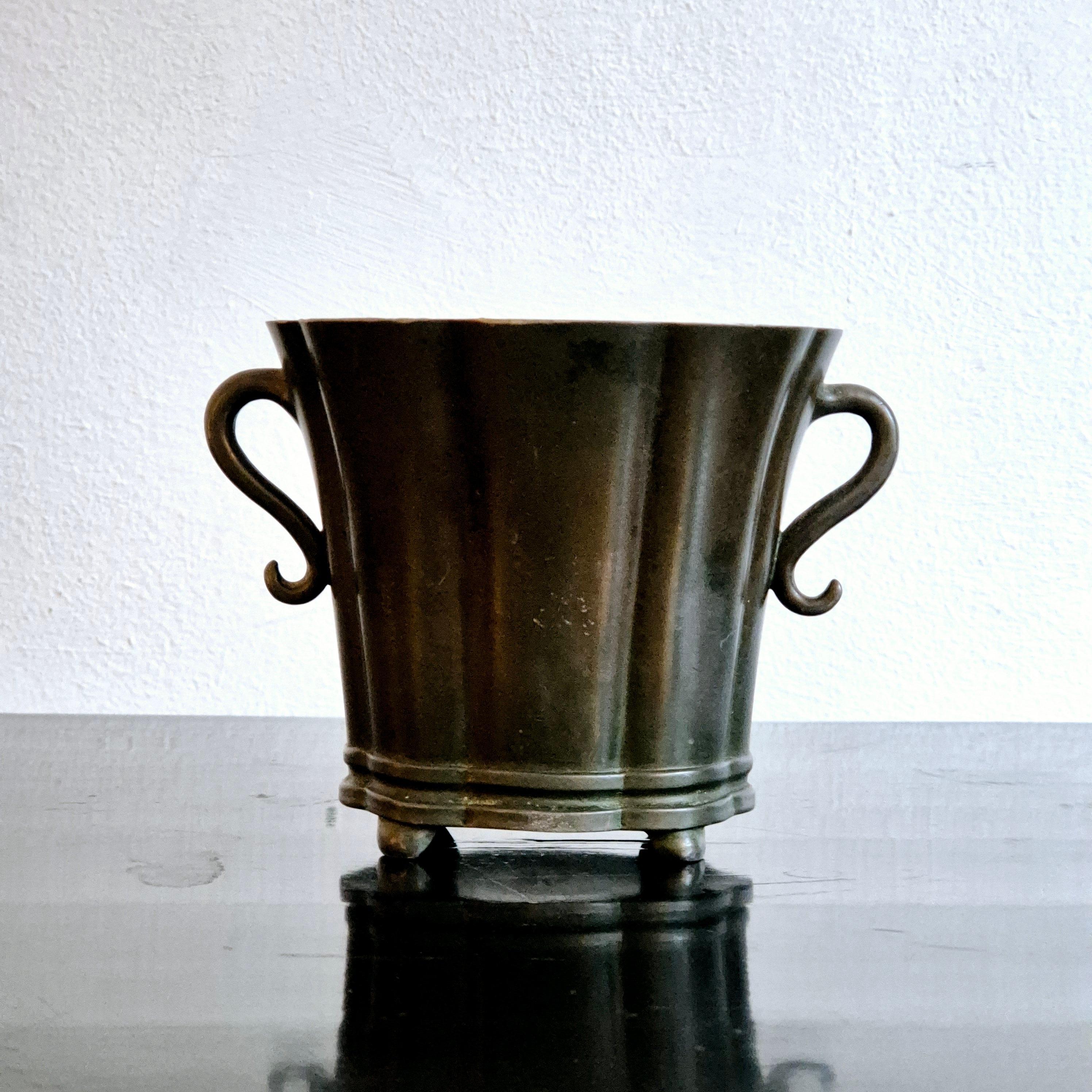 A rare, decorative vase in disko metal by Just Andersen, Danish Grace / Art Deco 1920/30s.  With two handles and hallmark: JUST in triangle, Denmark and model D18. 

About the artist:

Just Andersen was born on Greenland in 1884, he is a renowned