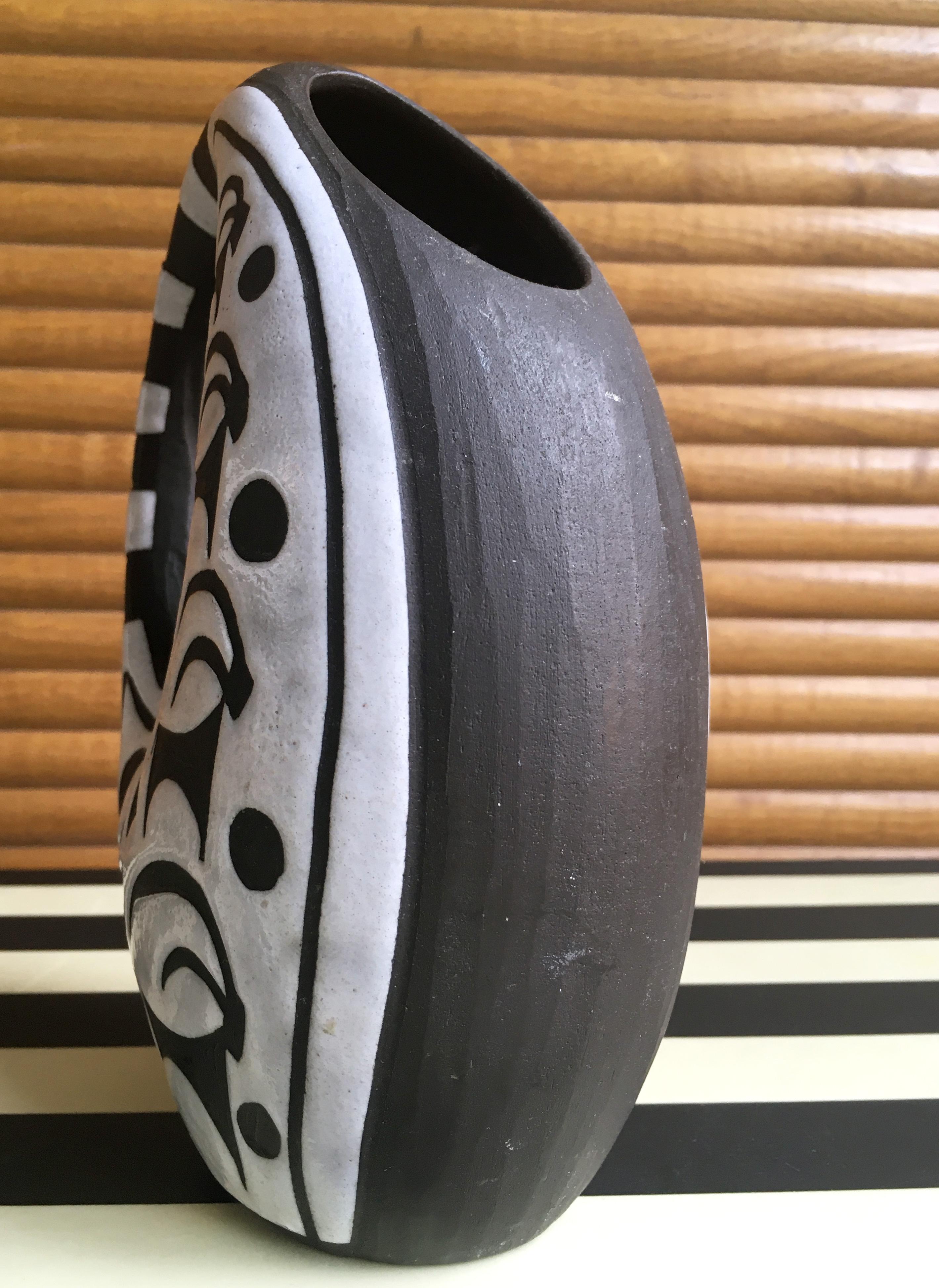 20ième siècle Vase graphique danois en céramique noire/blance de Marianne Starck, années 1950 en vente