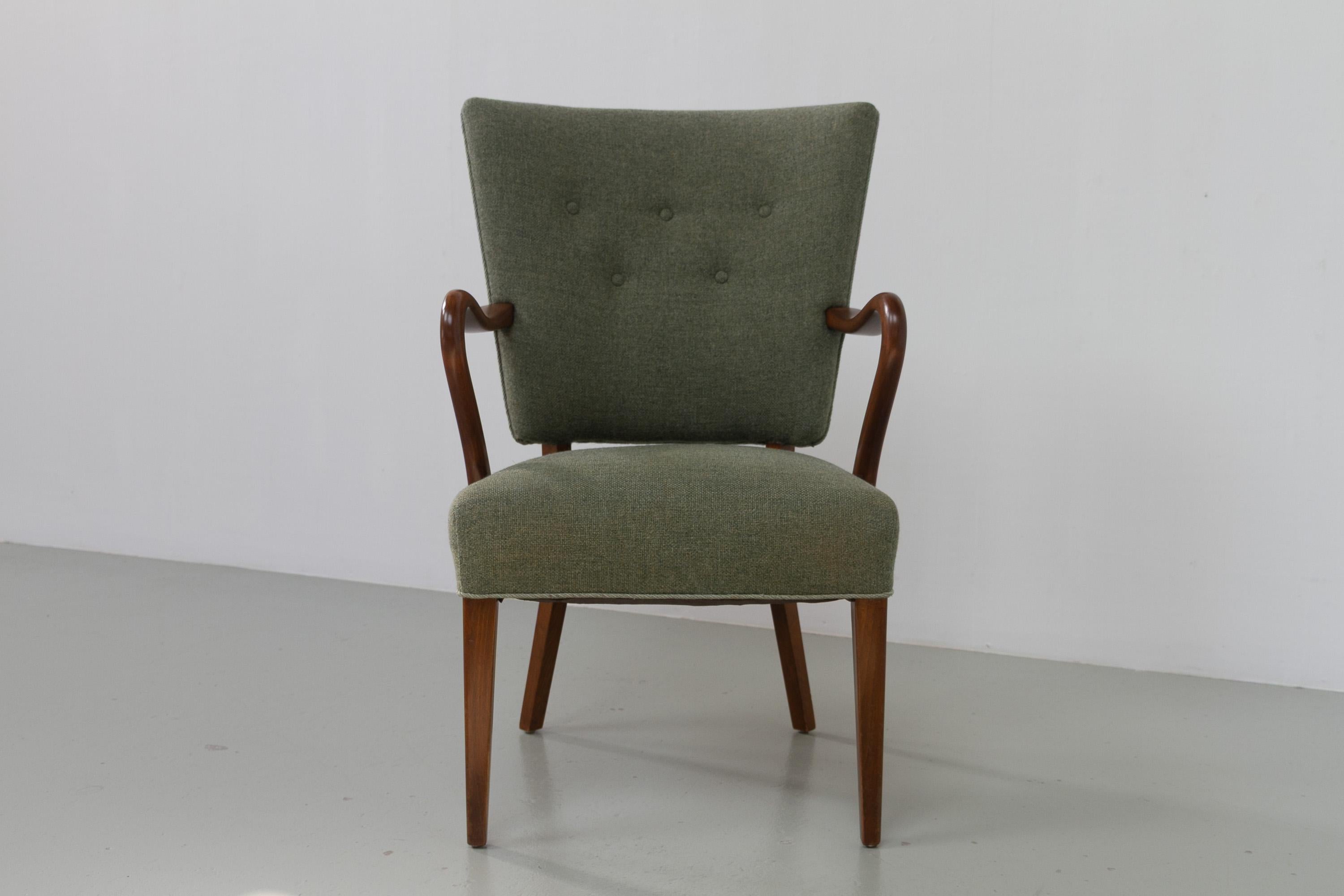 Fauteuil danois en vert par Alfred Christensen pour Slagelse Møbelværk, années 1940.

Eleg et très élégant fauteuil The Modern Scandinavian MId-Century Modern en hêtre teinté et tapissé de laine vert olive. Conçu par Alfred Christensen pour Slagelse