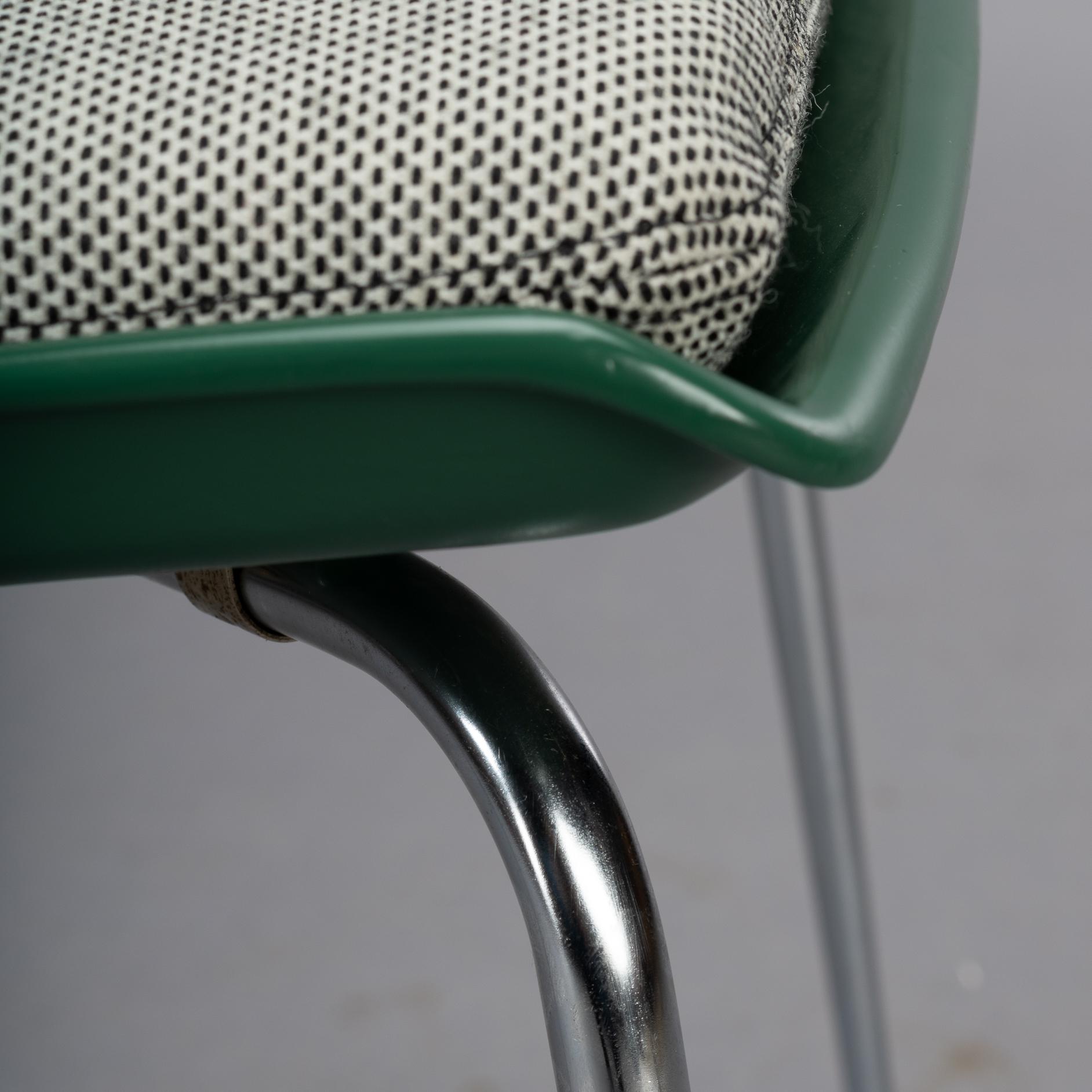 Vintage design fauteuil
Satz von zwei Kay Korbing Stühlen für Fibrex Denmark aus der Mitte des Jahrhunderts. Die Stühle wurden 1956 entworfen und haben eine Schale aus gepresstem Kunststoffverbundstoff mit neuen Polstern. Der Schaumstoff im Inneren
