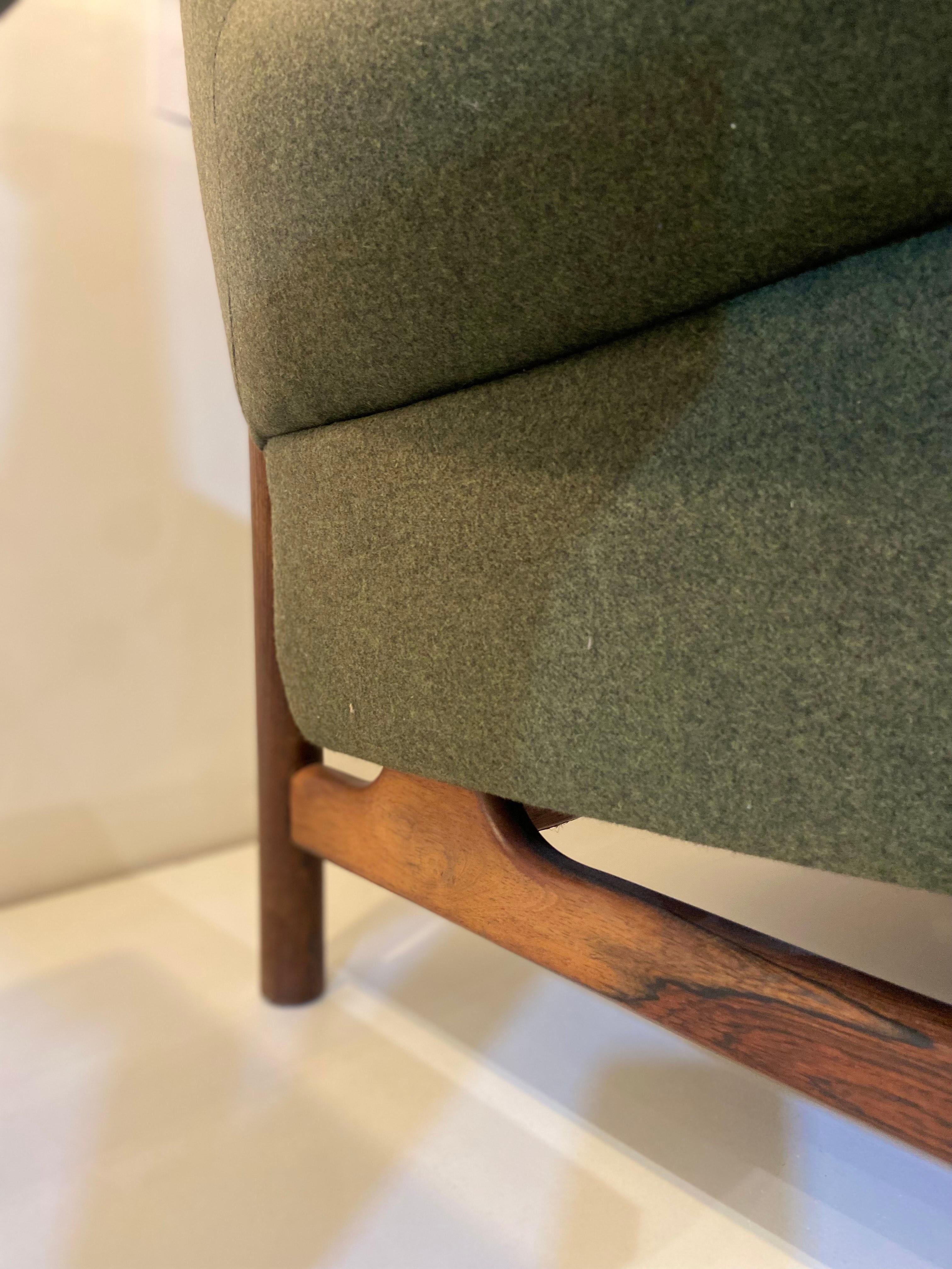 Milieu du XXe siècle Canapé danois vintage vert avec cadre en bois de rose en vente
