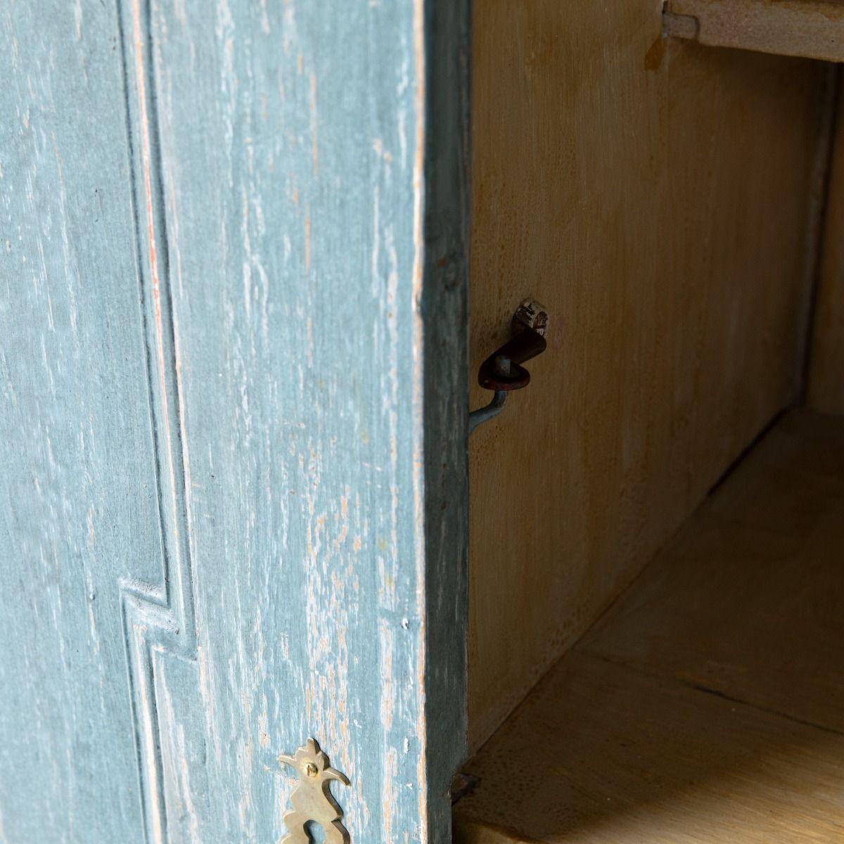Dänischer gustavianischer blau gestrichener zweiteiliger Kiefernvitrinenschrank im Angebot 2