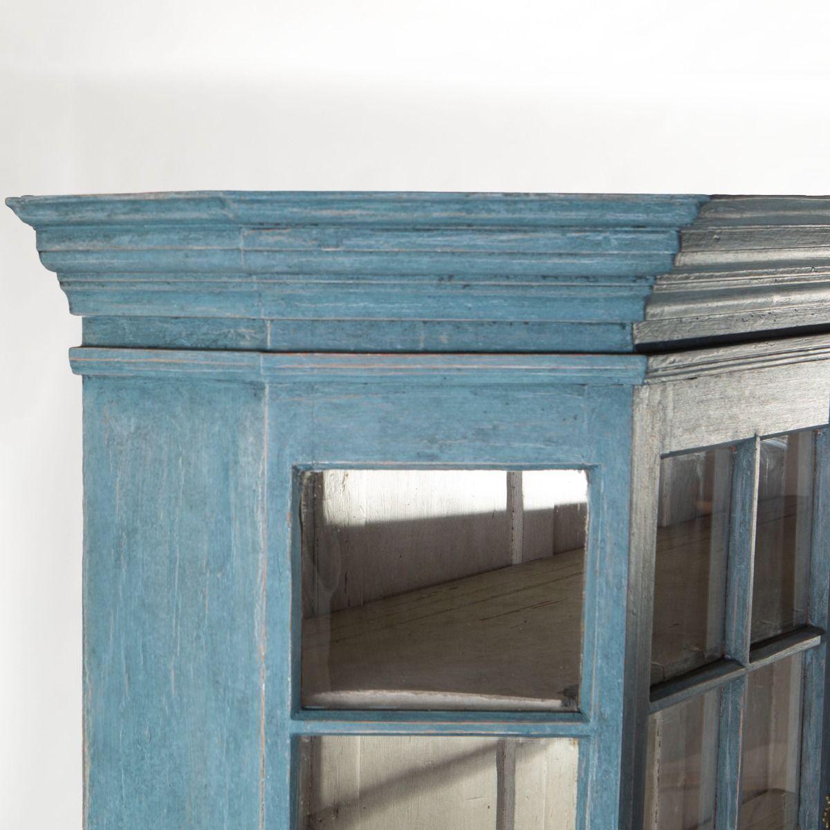 Dänischer gustavianischer blau gestrichener zweiteiliger Kiefernvitrinenschrank im Angebot 3