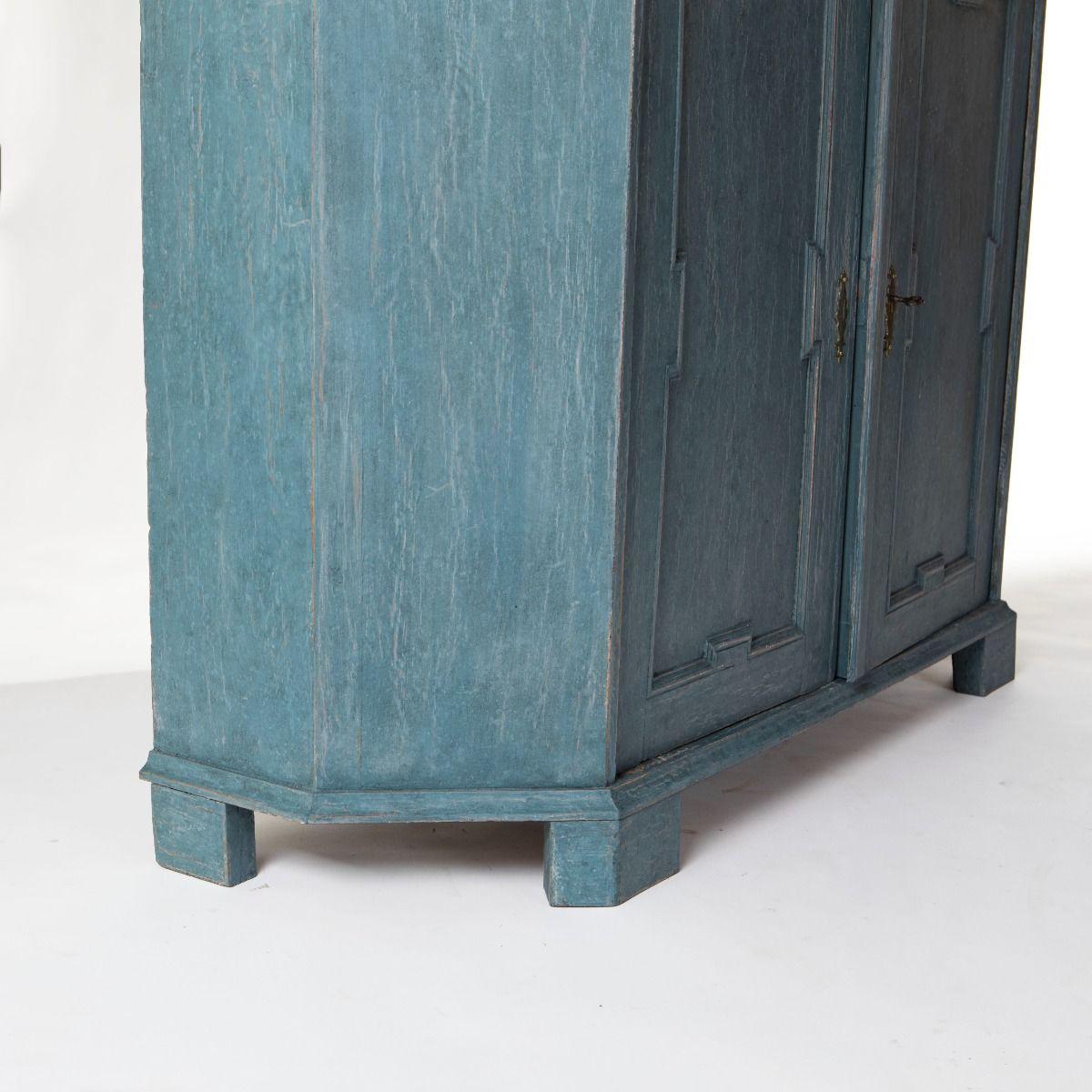 Dänischer gustavianischer blau gestrichener zweiteiliger Kiefernvitrinenschrank im Angebot 4