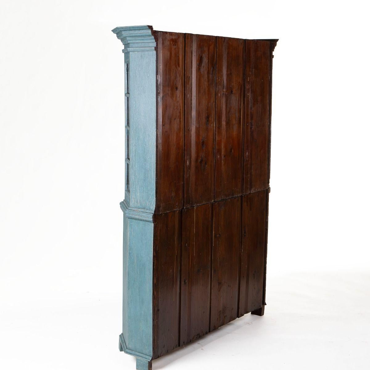 Dänischer gustavianischer blau gestrichener zweiteiliger Kiefernvitrinenschrank im Angebot 5