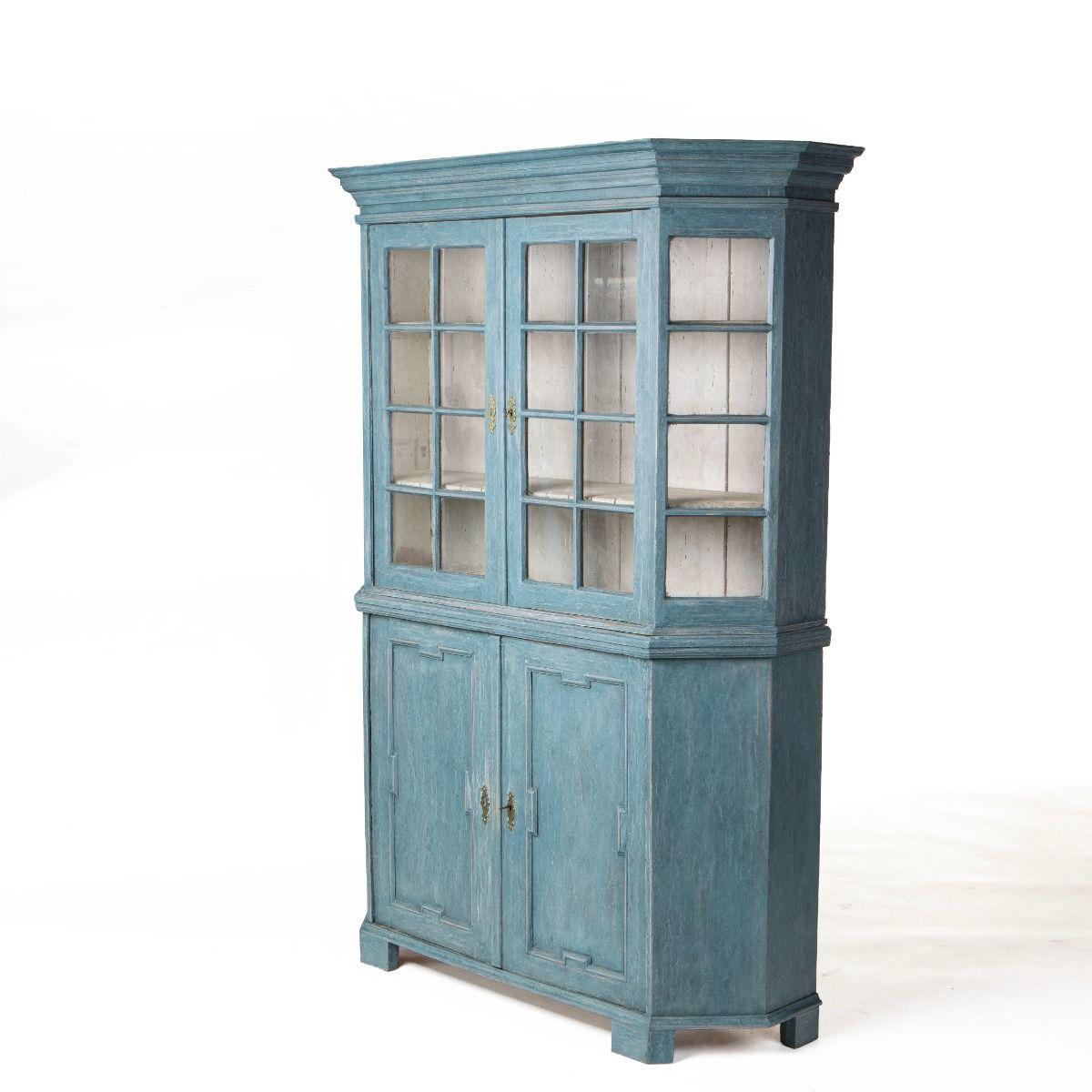 Eine schöne zweiteilige Gustavianische Vitrine, gefertigt aus Kiefer und lackiert in einem eleganten Blauton mit hellgrauer Innenseite.

Der obere Teil weist ein profiliertes Gesims und zwei verglaste Türen auf, die von schrägen Seiten mit