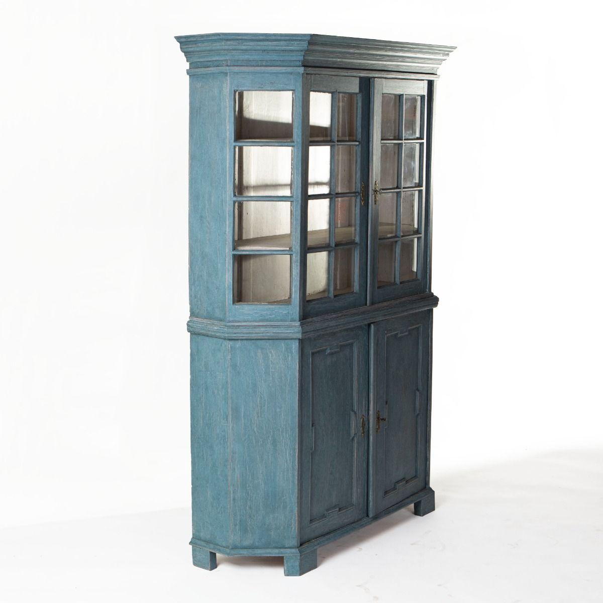 Dänischer gustavianischer blau gestrichener zweiteiliger Kiefernvitrinenschrank (Gustavianisch) im Angebot