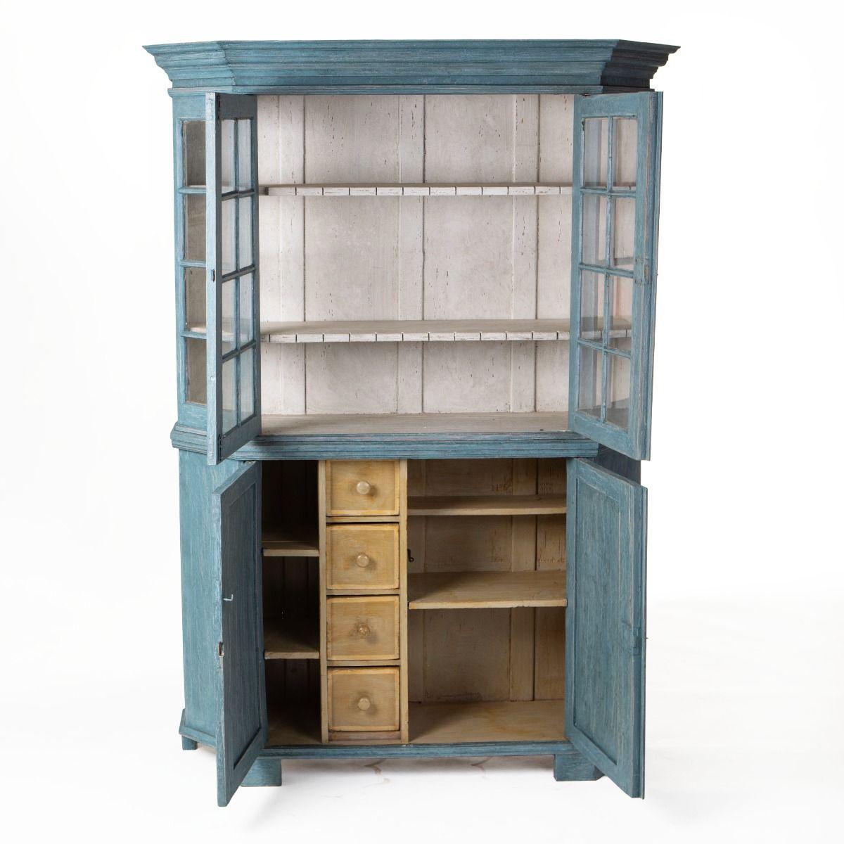 Dänischer gustavianischer blau gestrichener zweiteiliger Kiefernvitrinenschrank (Schwedisch) im Angebot