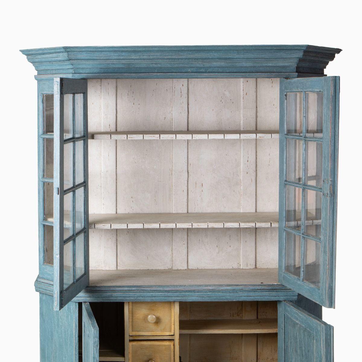 Dänischer gustavianischer blau gestrichener zweiteiliger Kiefernvitrinenschrank (Gemalt) im Angebot