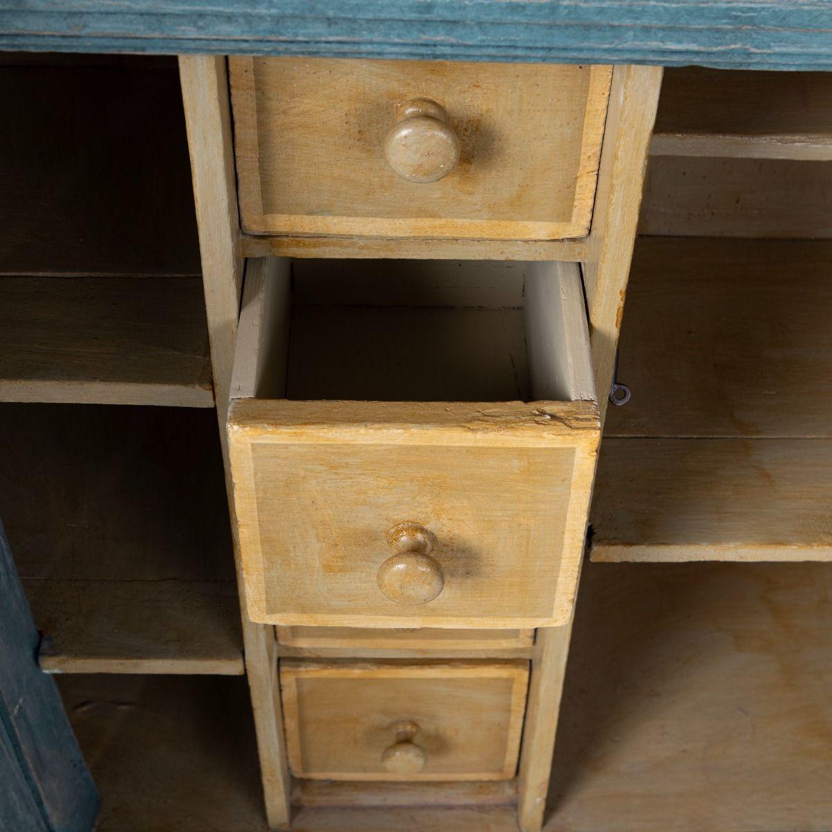 Dänischer gustavianischer blau gestrichener zweiteiliger Kiefernvitrinenschrank (19. Jahrhundert) im Angebot