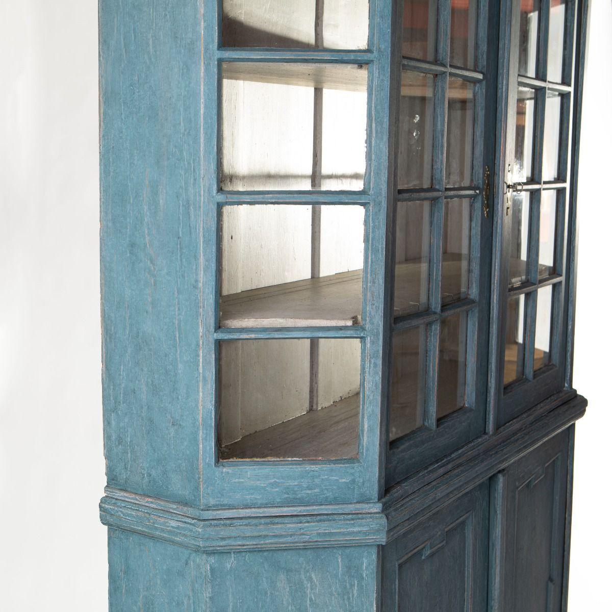 Dänischer gustavianischer blau gestrichener zweiteiliger Kiefernvitrinenschrank (Glas) im Angebot