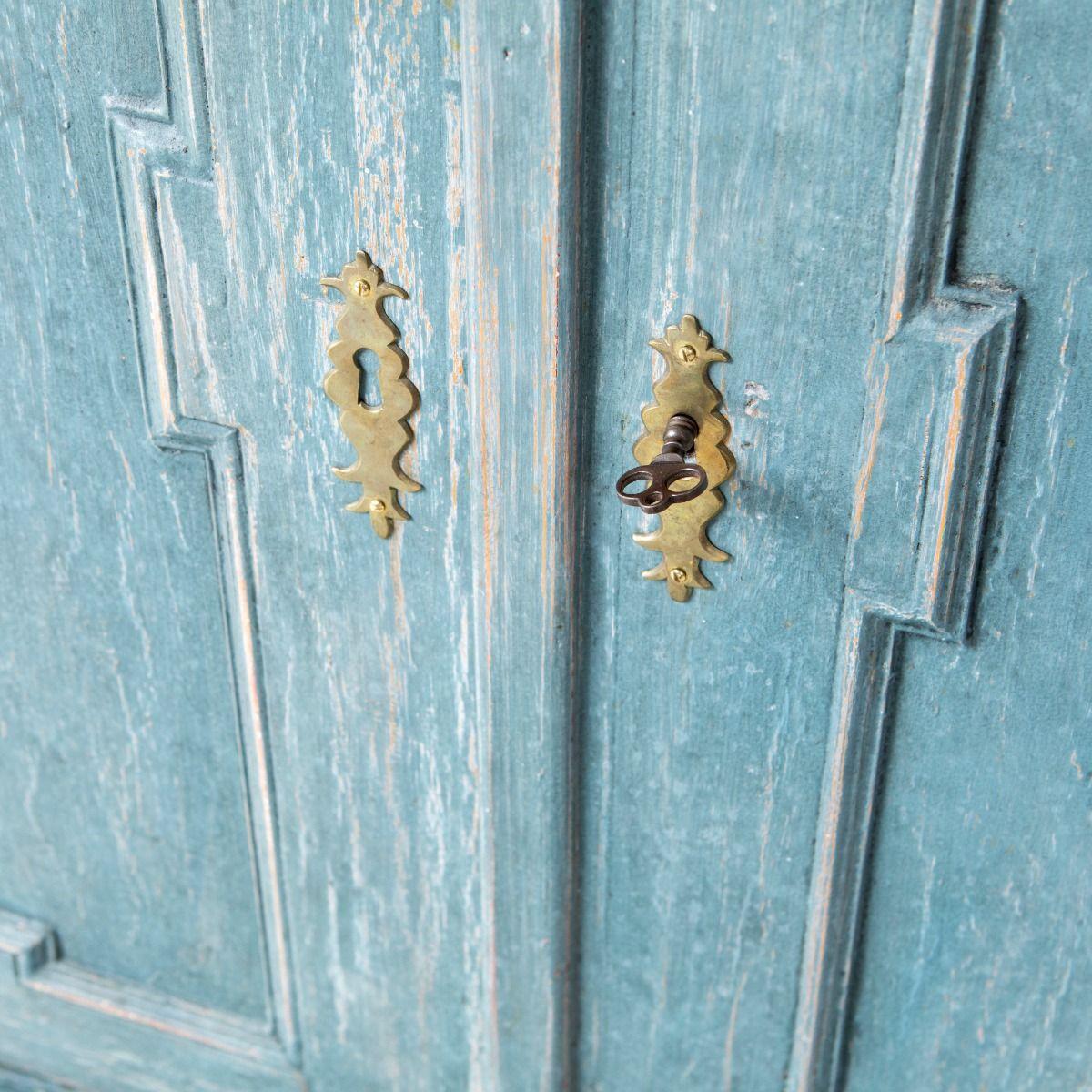 Dänischer gustavianischer blau gestrichener zweiteiliger Kiefernvitrinenschrank im Angebot 1