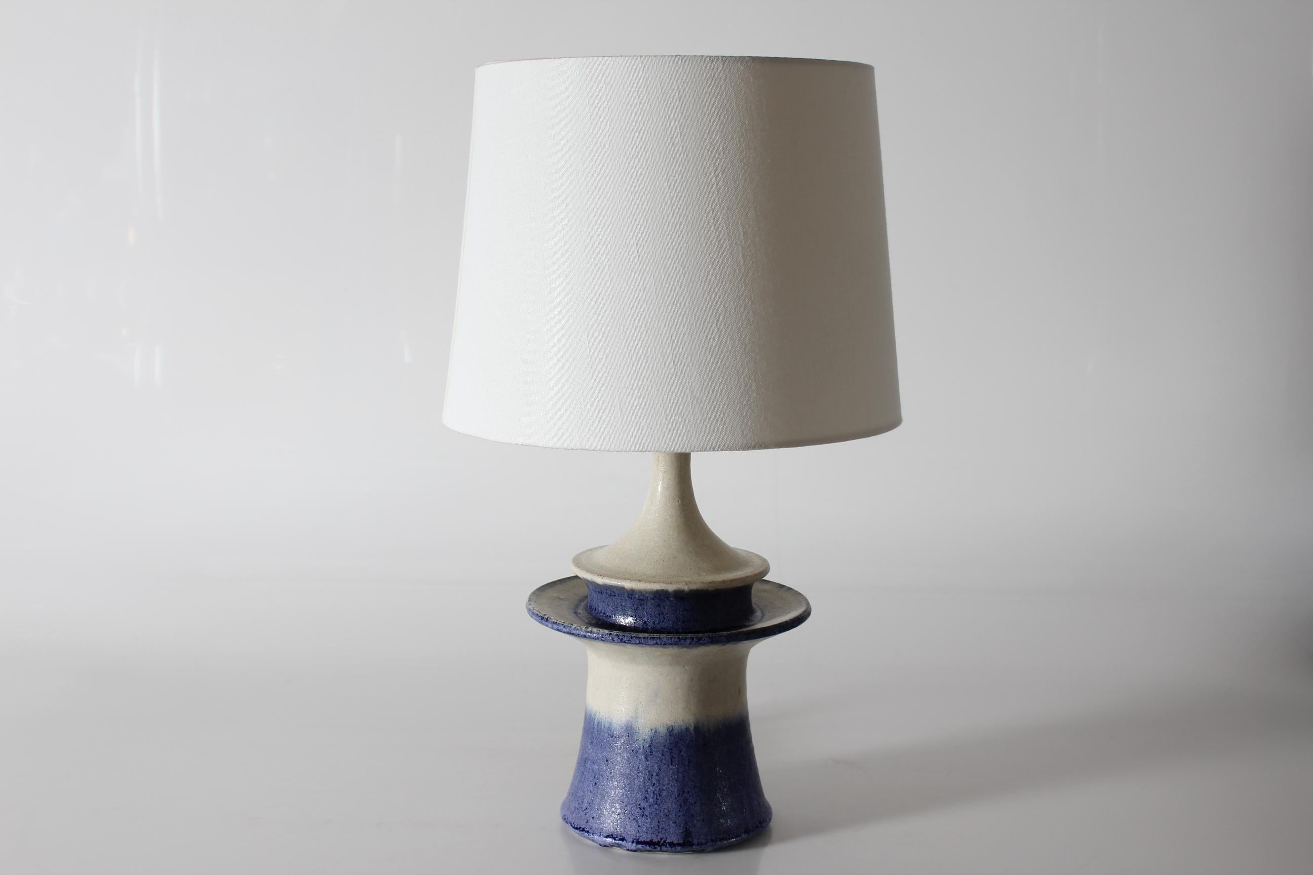 20ième siècle Lampe de table sculpturale danoise HAK Kähler en violet par Carl Cunningham Cole 1960s en vente