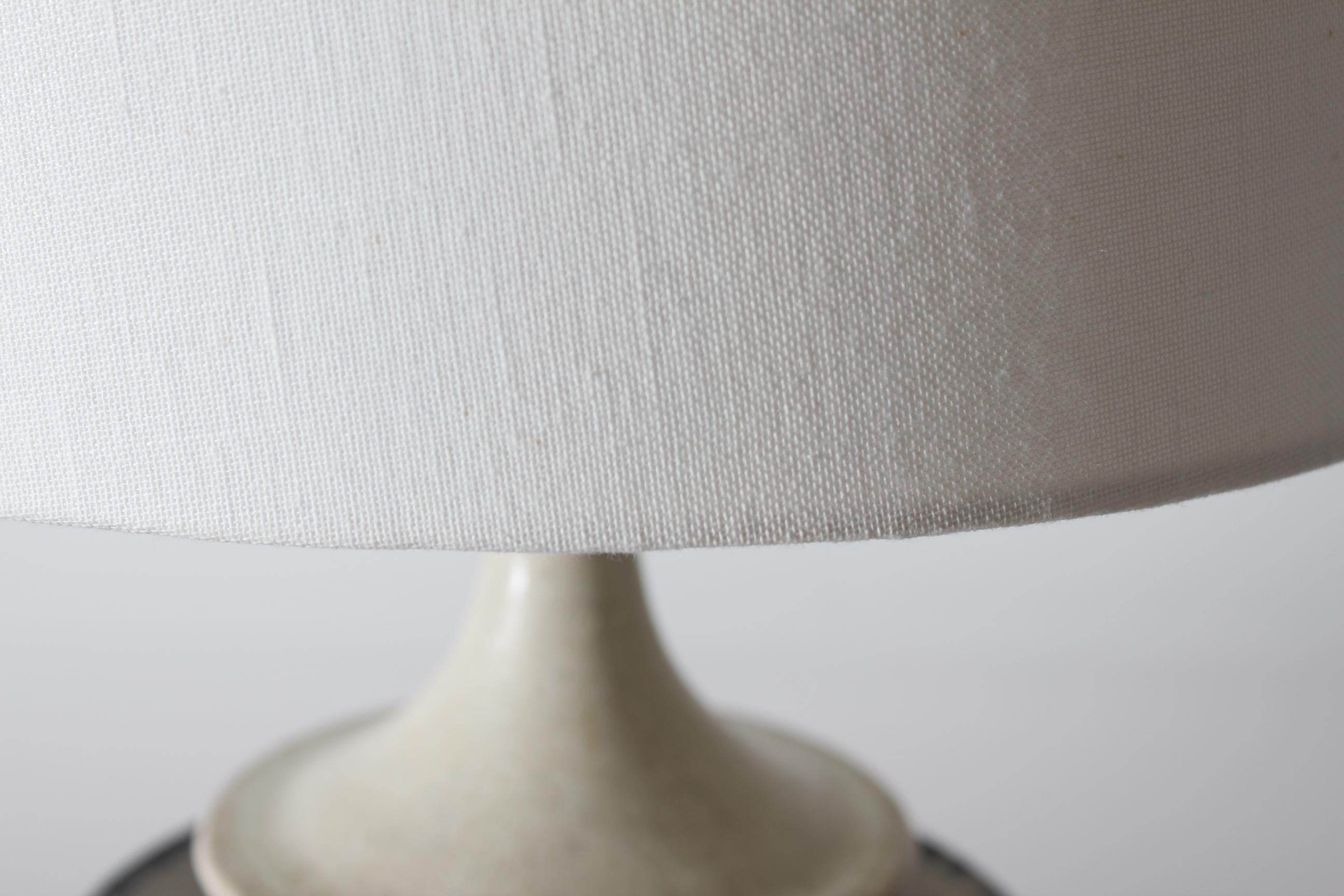 Céramique Lampe de table sculpturale danoise HAK Kähler en violet par Carl Cunningham Cole 1960s en vente