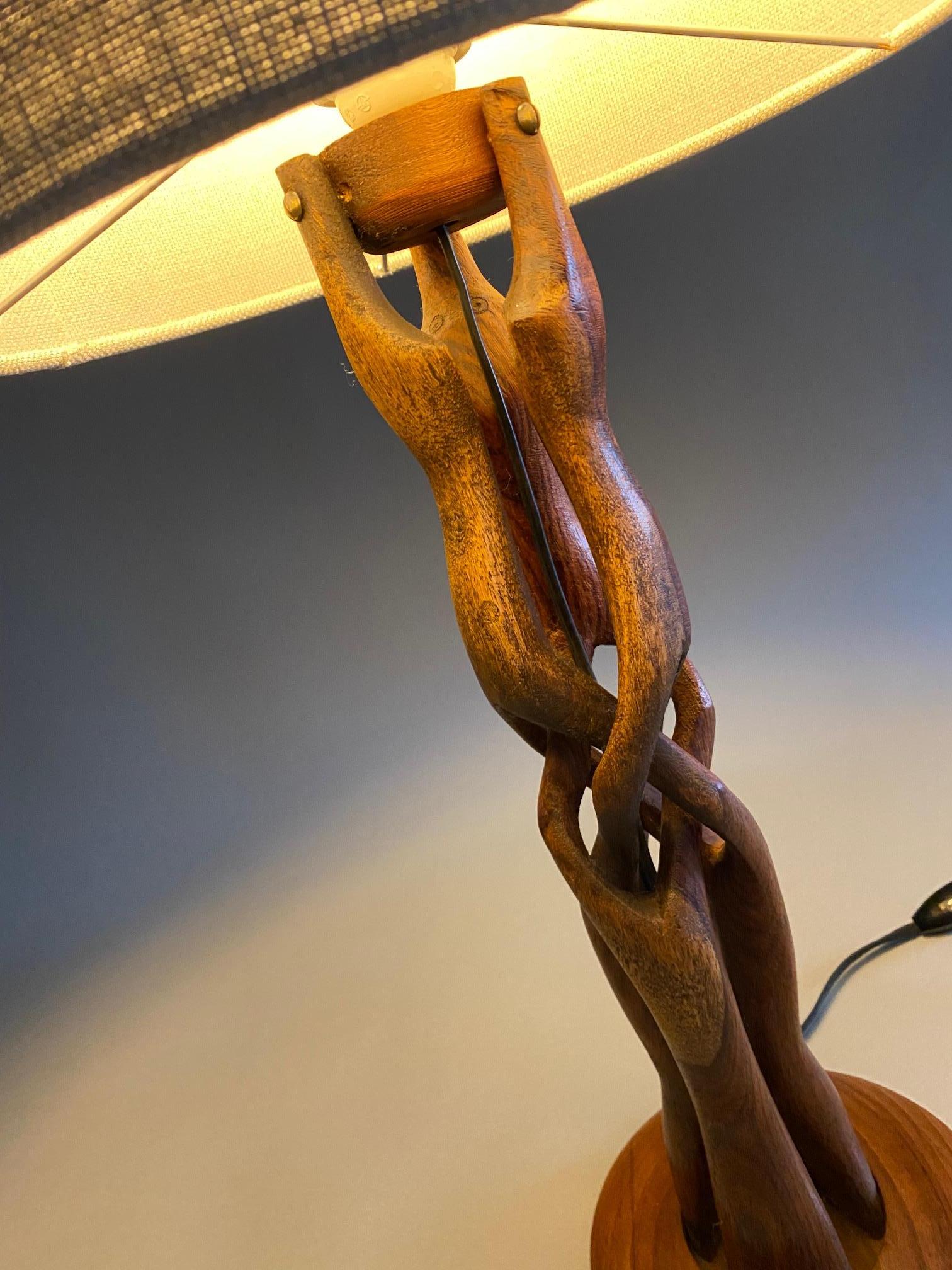 Dänische handgeschnitzte skulpturale Holz-Tischlampe, Mid-Century Modern im Zustand „Gut“ in Weesp, NL